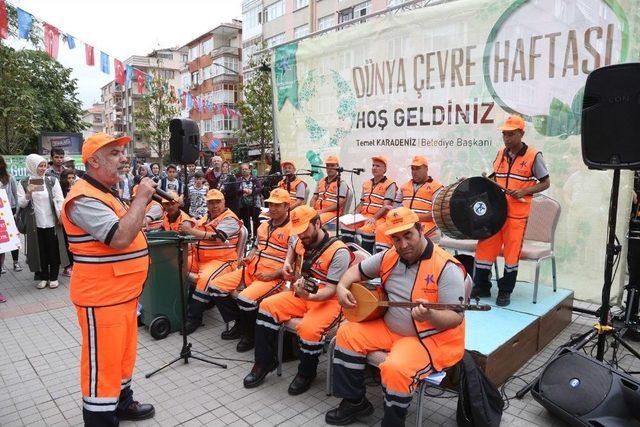 Temizlik İşçileri Önce Sokakları Temizledi, Sonra Konser Verdi