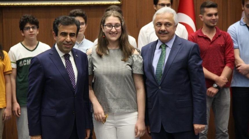 Yarışmalarda Dereceye Giren &Ouml;ğrenciler &Ouml;d&uuml;llendirildi