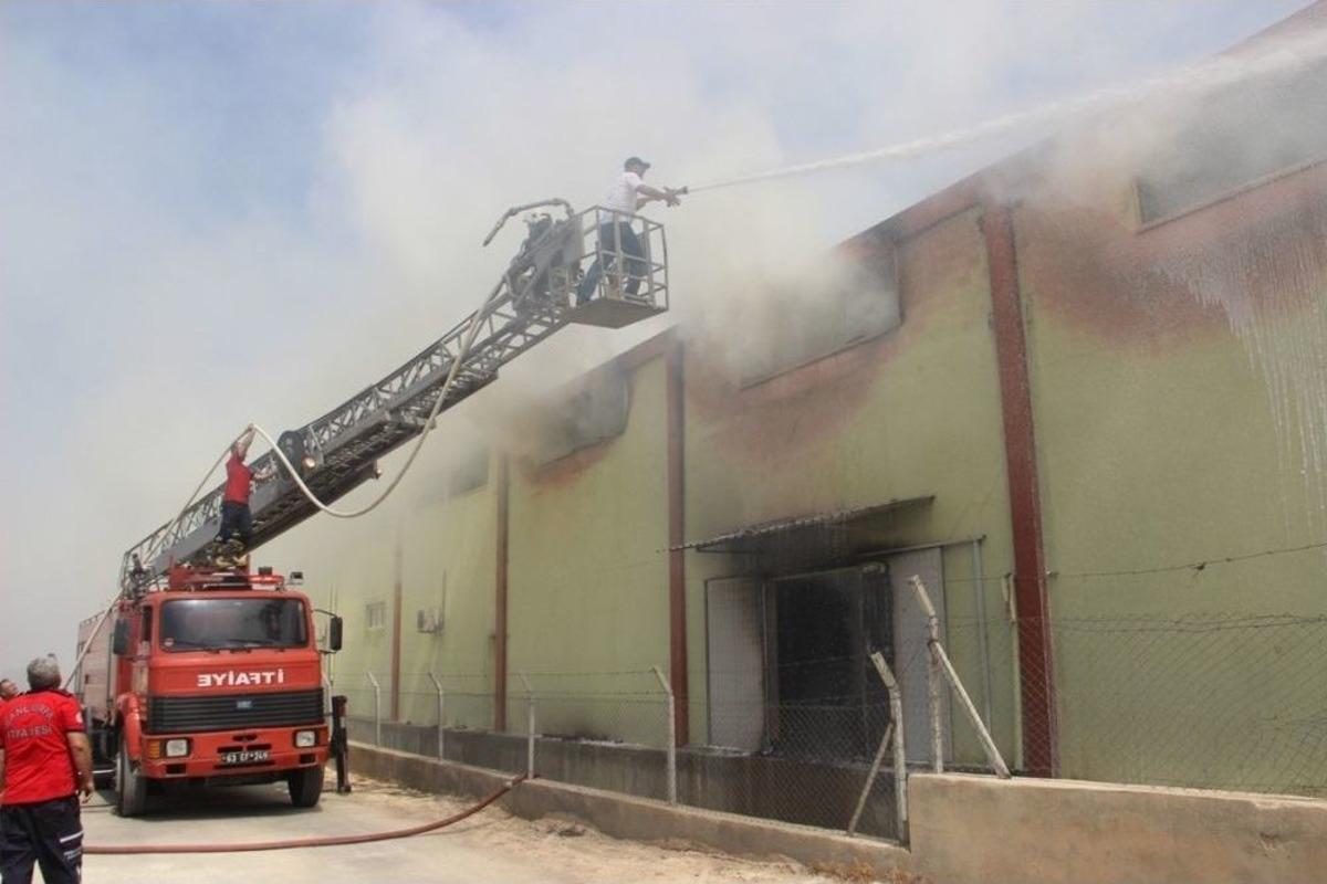 Tonlarca Gıdanın Bulunduğu Depoda Yangın &Ccedil;ıktı