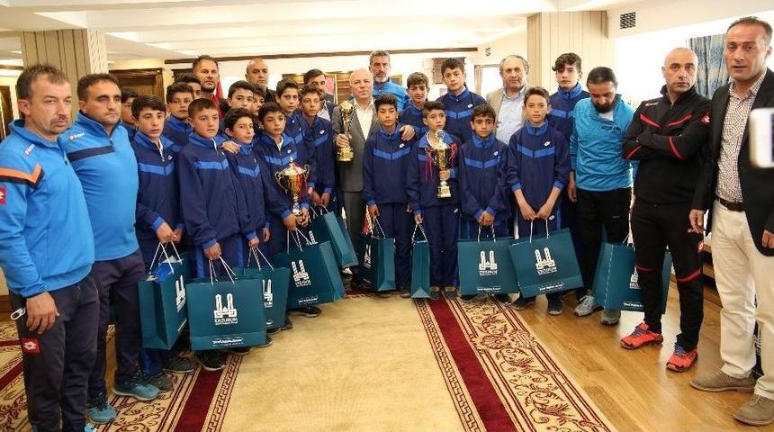 Bb. Erzurumspor&rsquo;un Şampiyon Altyapısı Başkan Sekmen&rsquo;i Ziyaret Etti