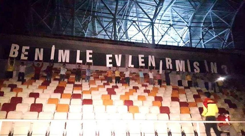 Sevdiği Kıza Statta Evlenme Teklif Etti