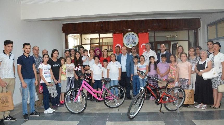 Efeler&rsquo;de &Ccedil;evrecilere &Ouml;d&uuml;lleri Verildi