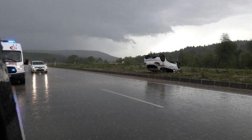 Kastamonu&rsquo;da Yoldan &Ccedil;ıkan Otomobil Takla Attı