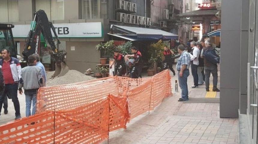 Esnaf Komşusunu Sopayla Darp Etti