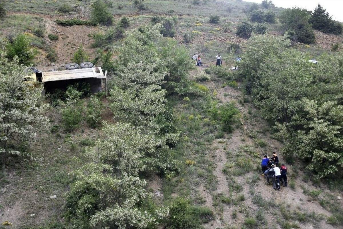 G&uuml;m&uuml;şhane&rsquo;de Hafriyat Kamyonu Devrildi: 1 &Ouml;l&uuml;