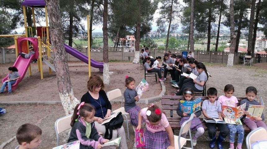 Veliler &Ccedil;ocuklarıyla Kitap Okudu