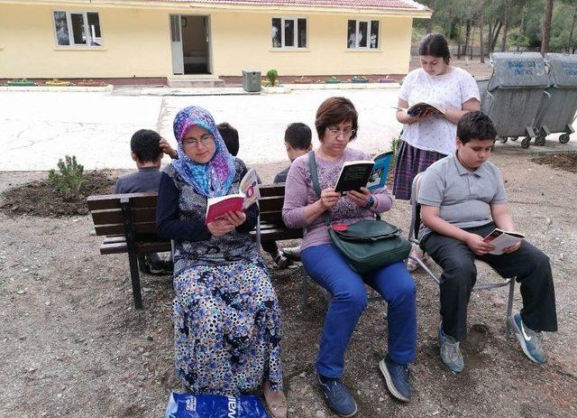 Veliler &Ccedil;ocuklarıyla Kitap Okudu 1