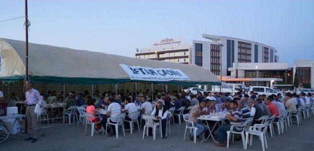 Adıyaman Belediyesinden Hastane &Ouml;n&uuml;nde 500 Kişilik İftar &Ccedil;adırı 1