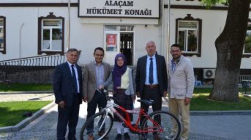 Alaçam’da Teog Birincisine Bisiklet Hediye Edildi