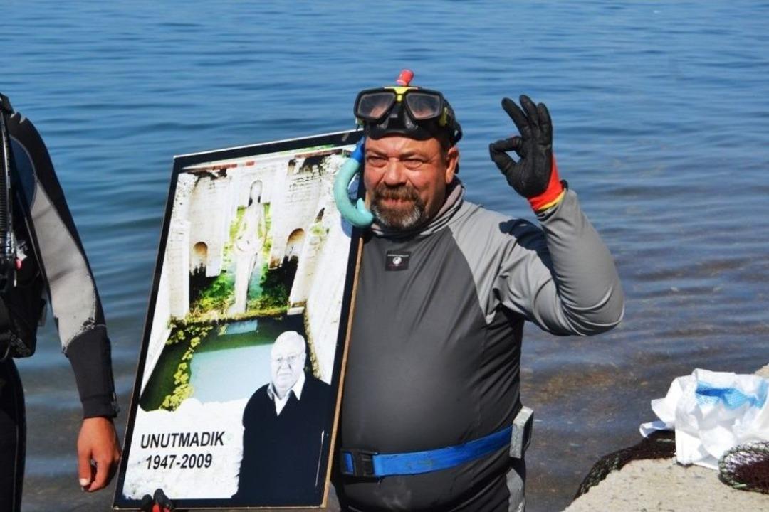 Merhum Gazeteci Karag&ouml;zoğlu&rsquo;nun Anısına Su Altındaki &Ccedil;&ouml;pleri Temizledi