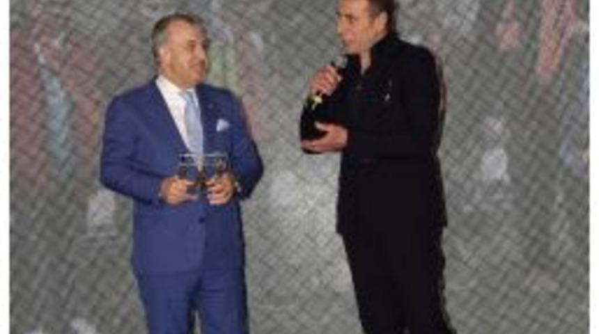 Beşiktaş Y&ouml;neticisinden Abdullah Avcı&rsquo;ya &Ouml;d&uuml;l!