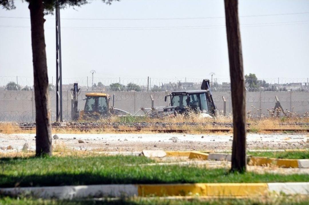 (&ouml;zel Haber) Suriye Sınırında İş Makinelerinin Hareketliliği