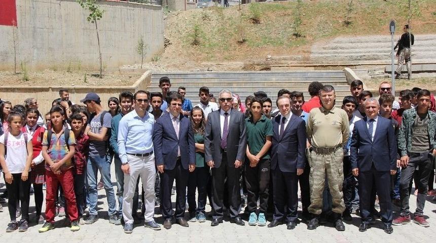 Hakkari Belediyesinden Okullara Spor Malzemesi Desteği