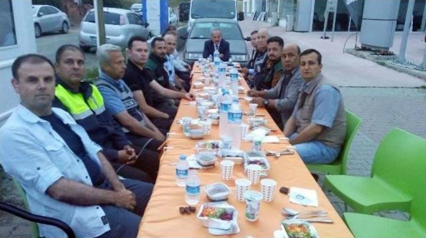 Tekirdağ İl Emniyet M&uuml;d&uuml;r&uuml; Aydın G&ouml;rev Başında İftar Yapan Polisleri Yalnız Bırakmıyor