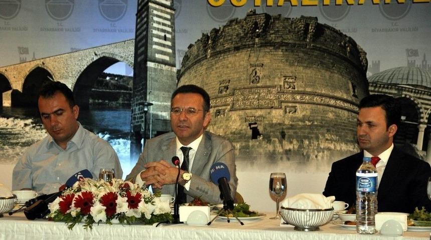 Vali Aksoy: "ter&ouml;r &Ouml;rg&uuml;t&uuml;yle Arasına Mesafe Koyan Diyarbakır Halkına Teşekk&uuml;rlerimi Sunuyorum&rdquo;