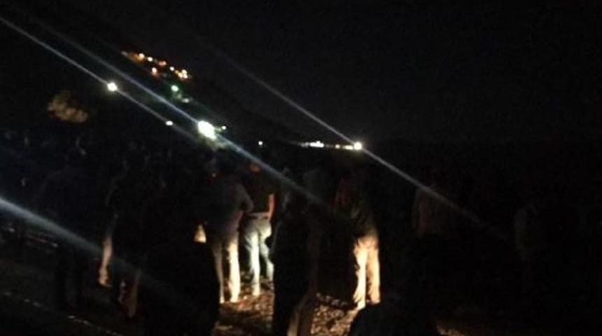 Otomobil Botan &Ccedil;ayı'na Yuvarlandı; 3 &Ouml;l&uuml;, 1 Kayıp