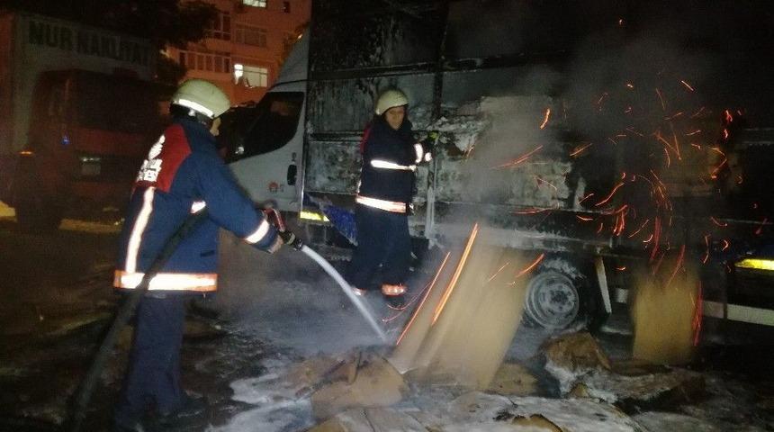 Bah&ccedil;elievler&rsquo;de Kamyonetin Kasası Yandı