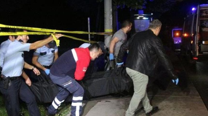 Beyoğlu'nda Yol Kenarındaki Ağa&ccedil;lık Alanda Erkek Cesedi Bulundu