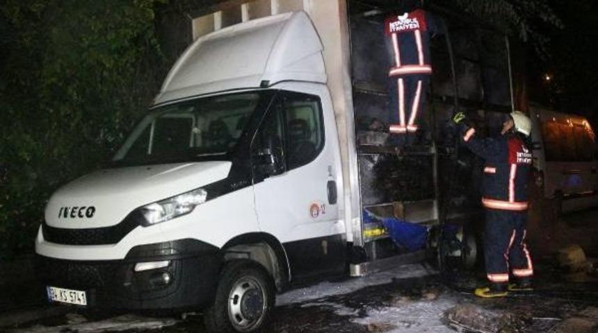 Park Halindeki Kamyonetin Kasası Alev Alev Yandı
