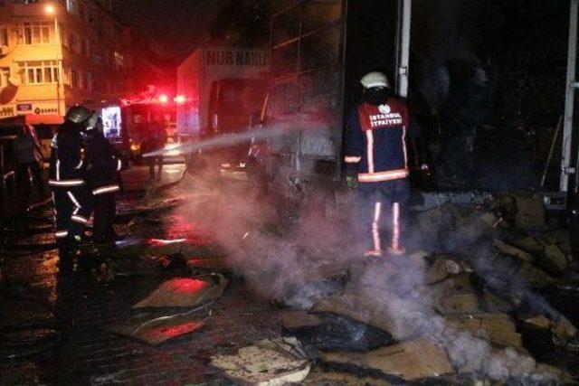 Park Halindeki Kamyonetin Kasası Alev Alev Yandı