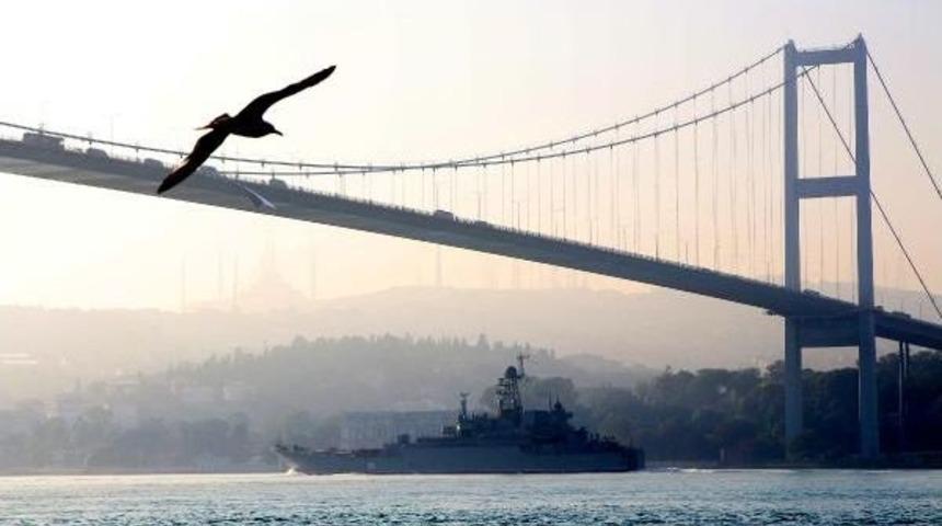 Rus Savaş Gemisi İstanbul Boğazı'ndan Ge&ccedil;ti