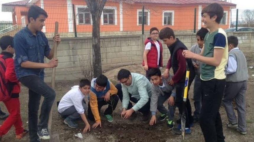 Ağrı&rsquo;da Okul Bah&ccedil;elerine Fidan Dikimi Yapıldı