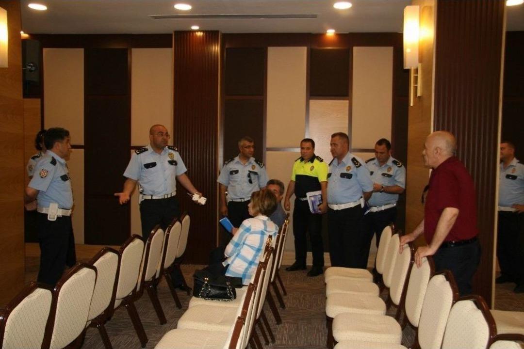 Emniyet M&uuml;d&uuml;r Yardımcısına Boş Salon Şoku