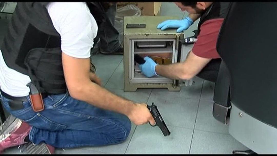 (&ouml;zel Haber) Berber D&uuml;kkanında Uyuşturucu Arayan Polis, &Ccedil;elik Kasada Silah Buldu