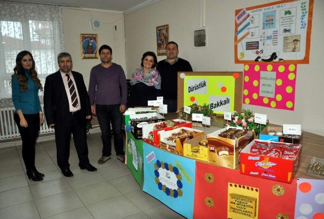 Bu Bakkalda Satıcı Yok Alıcı &Ccedil;ok