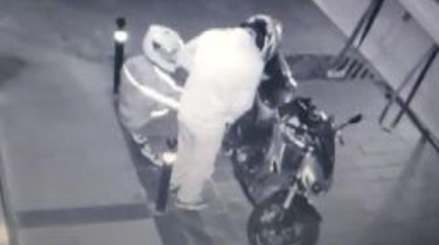 (&ouml;zel Haber) Beşiktaş Ve &Ccedil;ekmek&ouml;y&rsquo;de Motor Hırsızlıkları Kamerada