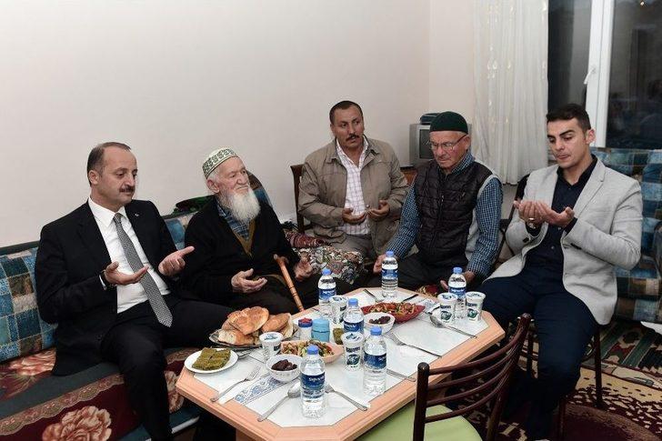 Murat Dede Ve Şemsi Ninenin İftar Konuğu Başkan Akgül G4
