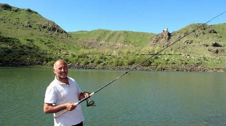 Kiraladığı G&ouml;lde Olta Balık&ccedil;ılığı Yaptırıyor