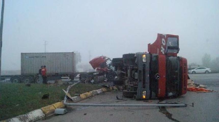 Tır Kırmızı Işıkta Duran Iki Araca &Ccedil;arptı: 3 Yaralı