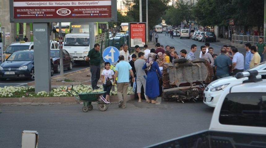 Sepetli Motosiklet İle Otomobil &Ccedil;arpıştı: 2 Yaralı