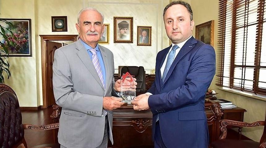 Başkan Yılmaz&rsquo;a "yılın Kurumsal Eğitim G&ouml;n&uuml;ll&uuml;s&uuml;" &Ouml;d&uuml;l&uuml;