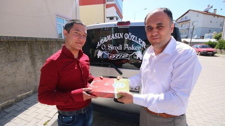 Başkan &Ouml;zaltun&rsquo;dan Askere Gidecek Gen&ccedil;lere Anlamlı Hediye