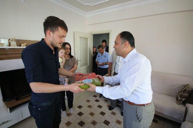 Başkan &Ouml;zaltun&rsquo;dan Askere Gidecek Gen&ccedil;lere Anlamlı Hediye 1