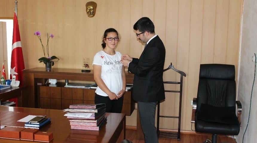 Kaymakam Coşkun&rsquo;dan Teog Birincisine &Ouml;d&uuml;l