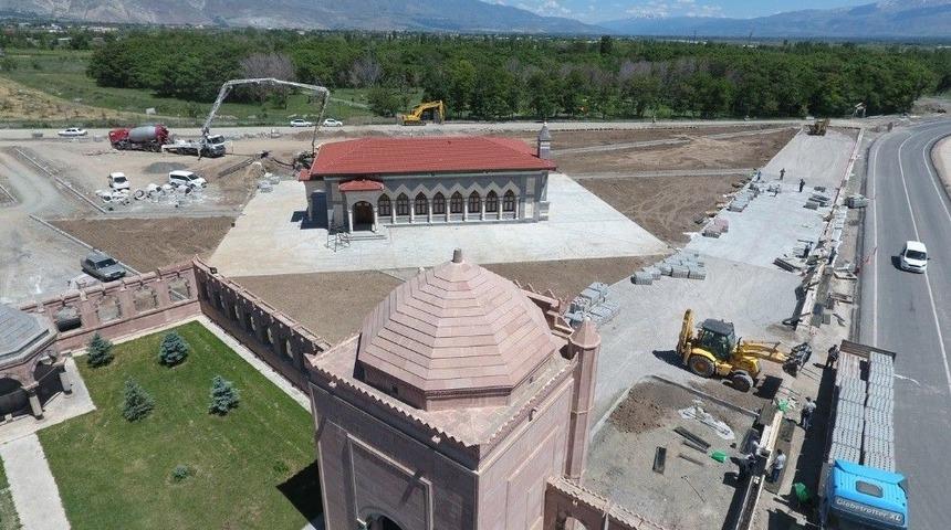 Pir Sami Hz. T&uuml;rbe Caminin &Ccedil;evre D&uuml;zenlemesine Başlandı