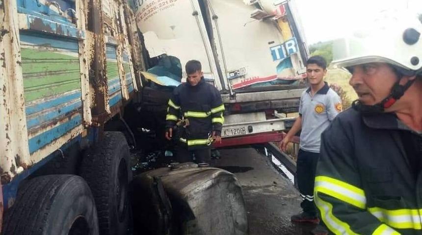 Kamyon Tıra Arkadan &Ccedil;arptı: 1 &Ouml;l&uuml;