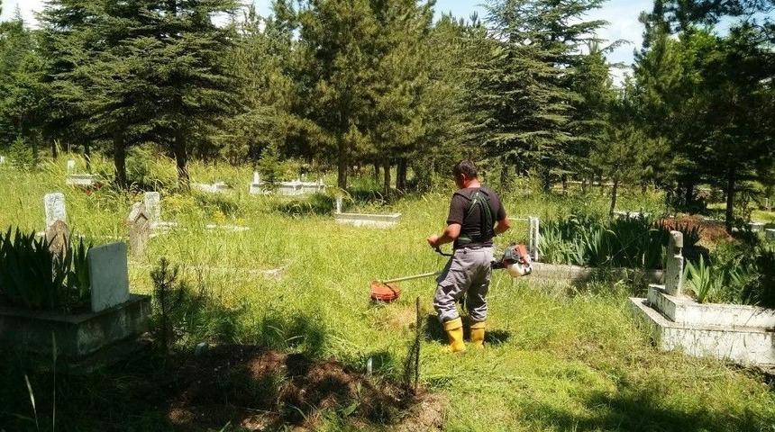 Hisarcık İl&ccedil;e Mezarlığında Ot Temizliği