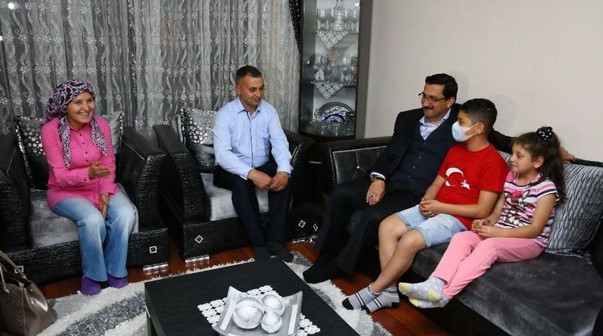 Başkan Ak&rsquo;tan Kanser Hastası Hasan Efe&rsquo;ye Moral Ziyareti