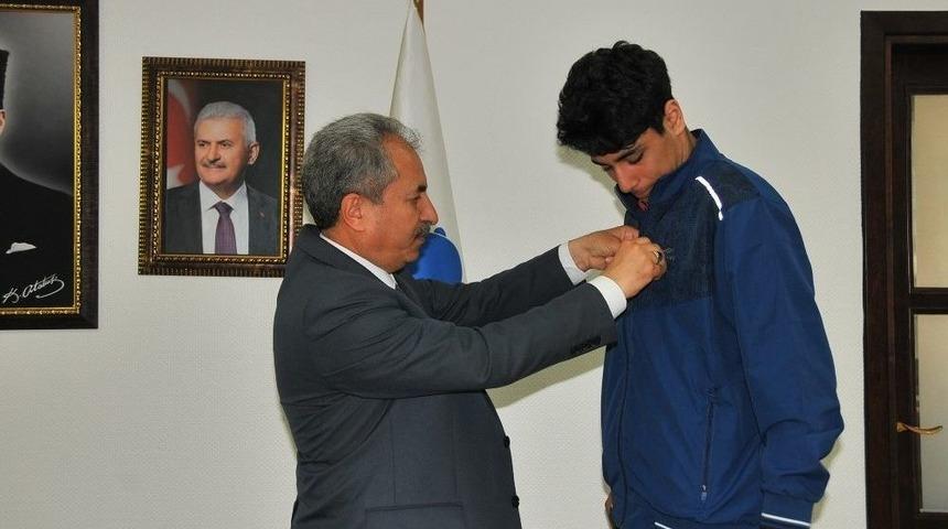 Başkan Akkaya&rsquo;dan Başarılı Sporcuya &Ouml;d&uuml;l