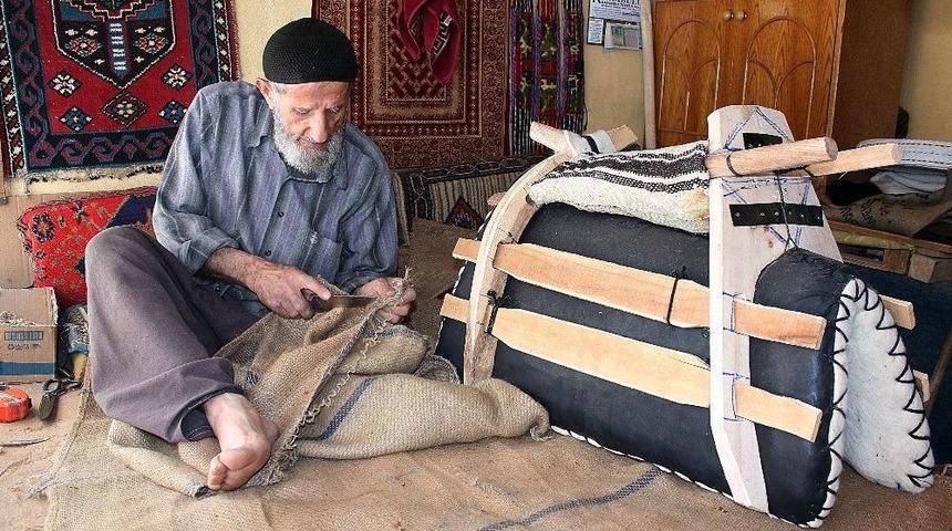 Emekli Olunca, Yok Olan Mesleğini Canlandırdı