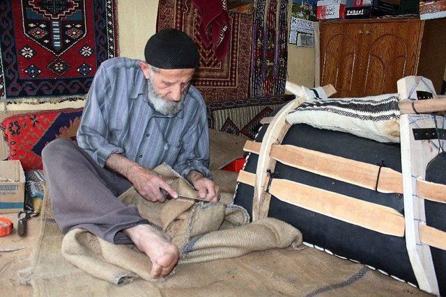 Emekli Olunca, Yok Olan Mesleğini Canlandırdı