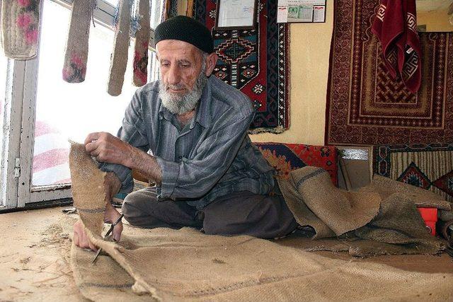 Emekli Olunca, Yok Olan Mesleğini Canlandırdı