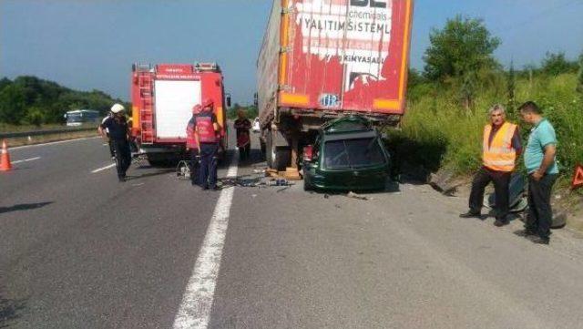 Emniyet Şeridinde Tır'a Çarpan Otomobilin Sürüüsü Öldü