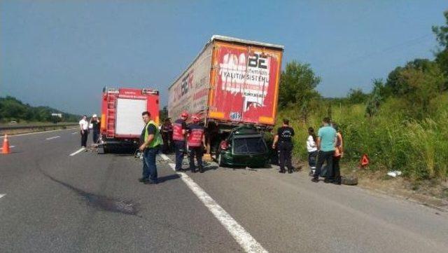 Emniyet Şeridinde Tır'a Çarpan Otomobilin Sürüüsü Öldü