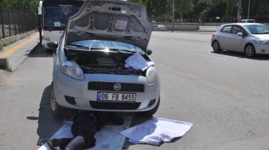 Otomobilin Motoruna Sıkışan Kediyi Itfaiye Ekipleri Kurtardı