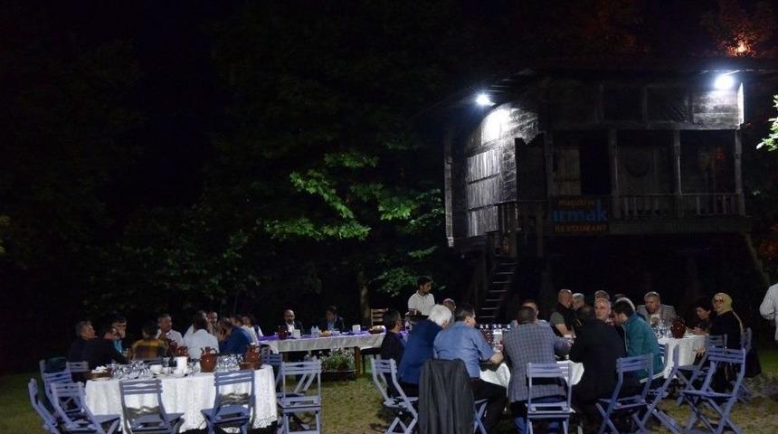 Başkan &Uuml;z&uuml;lmez İftarda Muhtarlarla Buluştu